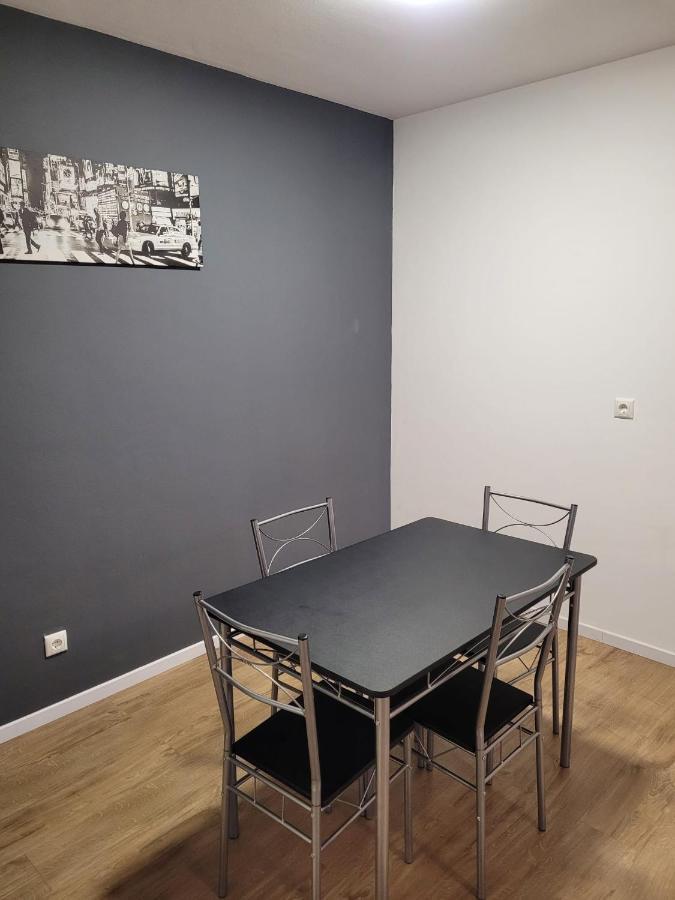 Schoene, Gemuetliche Moeblierte 2 Zi Wohnung In Rgb Řezno Exteriér fotografie